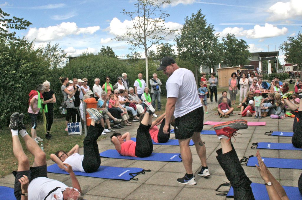 Gruppe der Fitness- & Gymnastikabteilung beim Outdoor-Training im Sportpark